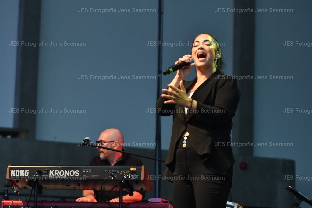 2026_Deborah Lee und the news_One Moment time Whitney Houston__0314 | Fotograf Jens Seemann - Realisiert mit Pictrs.com