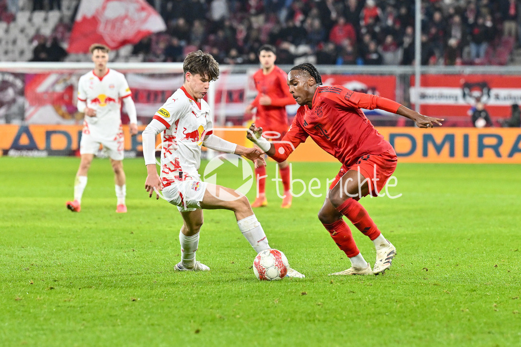 RB Salzburg - FC Bayern München | Im Duell Zeteny JANO (RB Salzburg 32) und Mathys TEL (FC Bayern Muenchen 39) / Zweikampf / Testspiel: RB Salzburg - FC Bayern Muenchen, Red Bull Arena am 06.01.2025