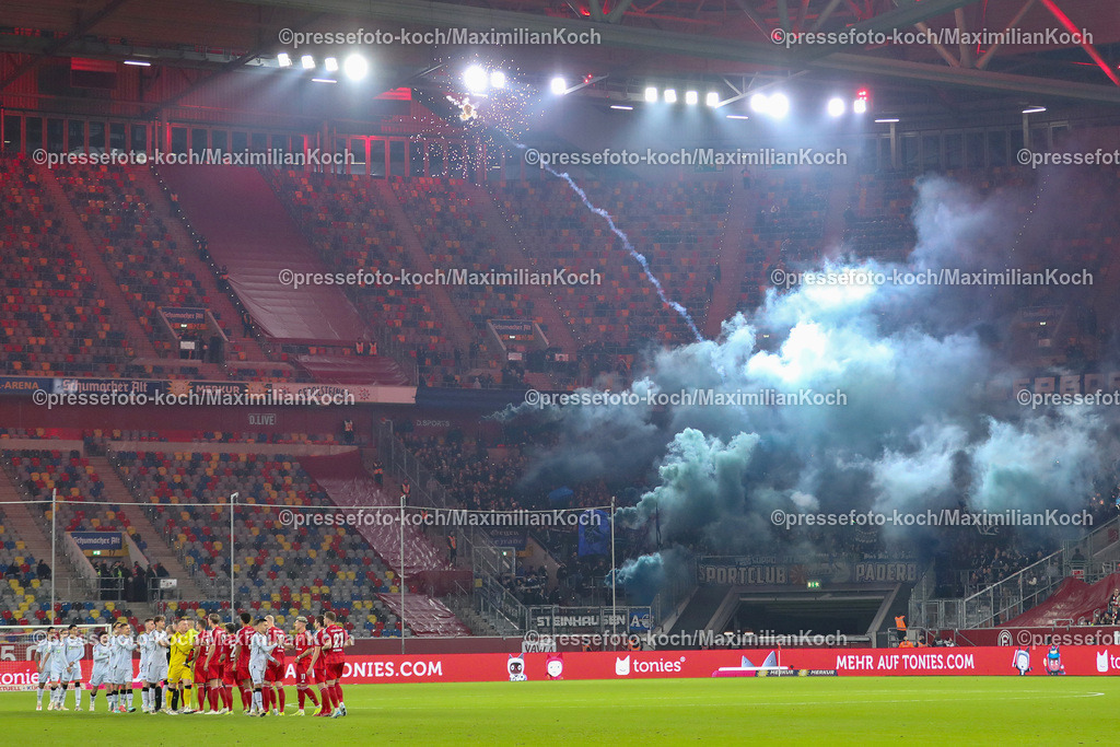 Due0911240109602122 | 09.11.2024, Fußball, Fortuna Düsseldorf - SC Paderborn 07, 2. Bundesliga, Merkur Spiel-Arena, Saison 2024 2025: Fans im Gästeblock zünden Bengalisches Feuer und Feuerwerkskörper. Eine Feuerwerksrakete explodiert im Stadion.DFB regulations prohibit any use of photographs as image sequences and or quasi-video.