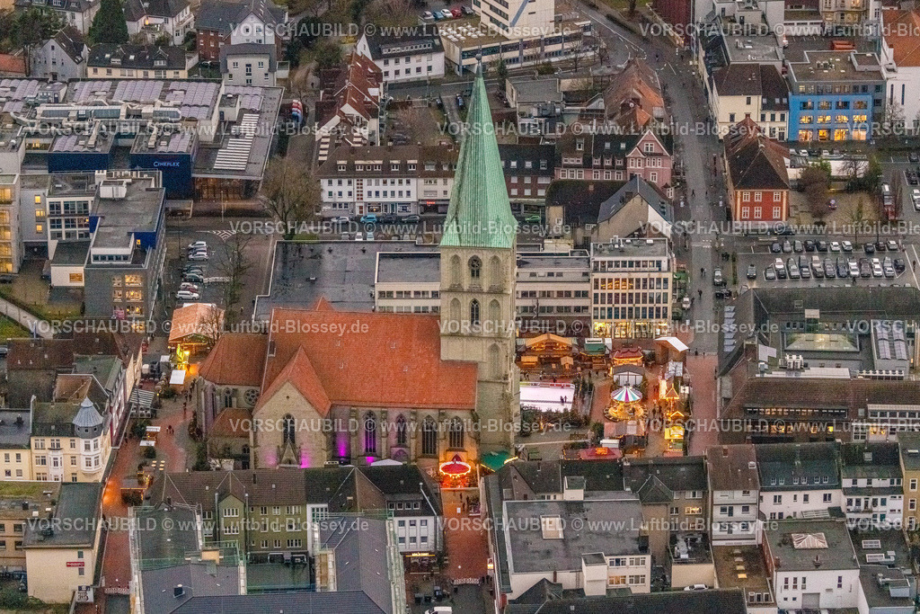 Hamm231204910 | Luftbild evang. Pauluskirche, Marktplatz, Weihnachtsmarkt mit Eislauffläche, Mitte Stadtbezirk Heessen, Hamm, Ruhrgebiet, Nordrhein-Westfalen, Deutschland