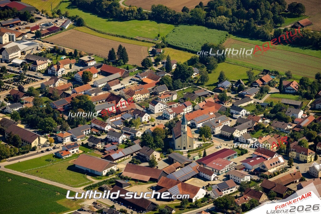 Das Luftbild zeigt : Kirche Leiblfing - Die Luftaufnahme wurde 2023 vom UL-Flugzeug aus erstellt ( keine Drohne ) - Hochauflösende Luftaufnahme - Für grossformatige Ausdrucke geeignet. Die Geschenkidee !Mit Lizenz und Bildrechte bestellbar