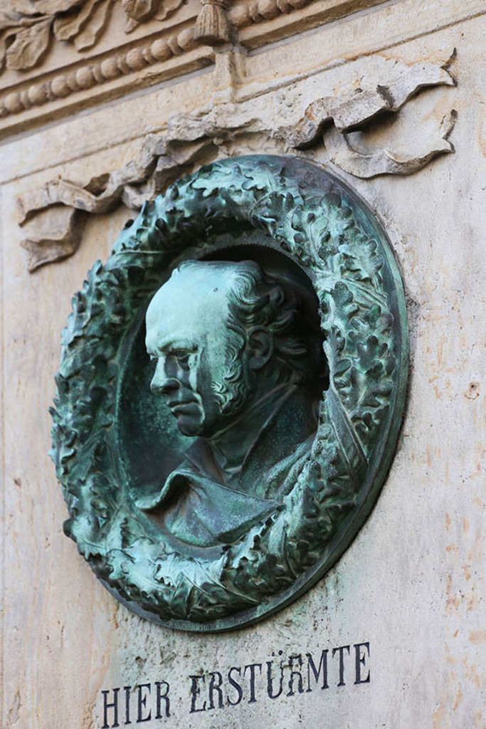 Foto: Leipzig - Friccius-Denkmal - Porträtmedaillon | Das Team hinter BILDLEXIKON LEIPZIG bündelt historische wie aktuelle Informationen über die Stadt Leipzig in Text und Bild auf einer Plattform und stellt diese der interessierten Öffentlichkeit zur Verfügung.