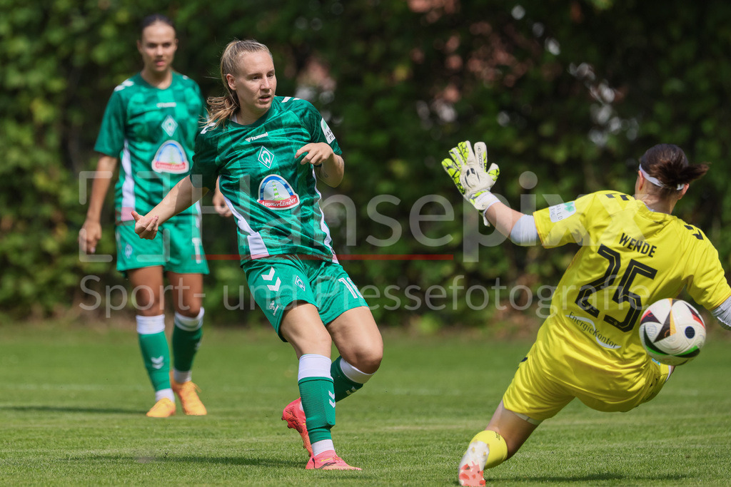 Fussball, Testspiel Frauen, SV Henstedt-Ulzburg - SV Werder Bremen | v.li.: Emöke Papai (SV Werder Bremen, 16) erzielt das Tor, Treffer, Highlight, Torerfolg, am Ball, Einzelbild, Ganzkörper, Aktion, Action, Spielszene