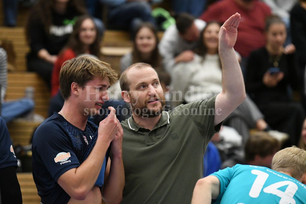 TSV 1861 Deggendorf : MTV München II | Sebastian Schwarz  (Spielertrainer TSV Deggendorf Volleyball) mit Nicolas Schmidt (TSV Deggendorf Volleyball  #10) - Realisiert mit Pictrs.com