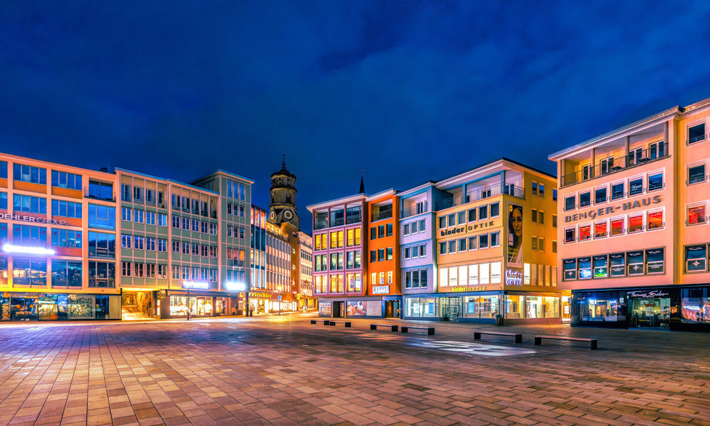 Die bunten Häuser auf dem Marktplatz in Stuttgart am frühen Morgen | Das Bild zeigt den Stuttgarter Marktplatz in der Morgendämmerung.Zentrum der Altstadt: Der Platz ist historisch tief verwurzelt und geht auf das Jahr 1304 zurück. Wichtiger Veranstaltungsort: Er dient als Schauplatz für große Events wie den Weihnachtsmarkt oder das Stuttgarter Weindorf. Architektur: Nach der Zerstörung im Zweiten Weltkrieg wurde der Platz fast vollständig neu bebaut, wobei moderne Büro- und Geschäftshäuser das Erscheinungsbild heute prägen. Umgebung: Er liegt direkt vor dem Stuttgarter Rathaus und in der Nähe weiterer Attraktionen wie der Markthalle und dem Breuninger Stammhaus.  - Realisiert mit Pictrs.com