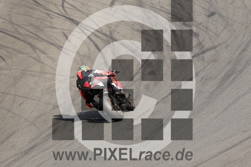 0887-20240718_04460 | Schöne Erinnerungen an spannende Momente - das festzuhalten ist unser Job. PIXELrace.de ist seit 2003 auf den Rennstrecken Europas unterwegs um die Action draußen beim Fahren und die wunderbare Stimmung imm Fahrerlager für euch einzufangen.