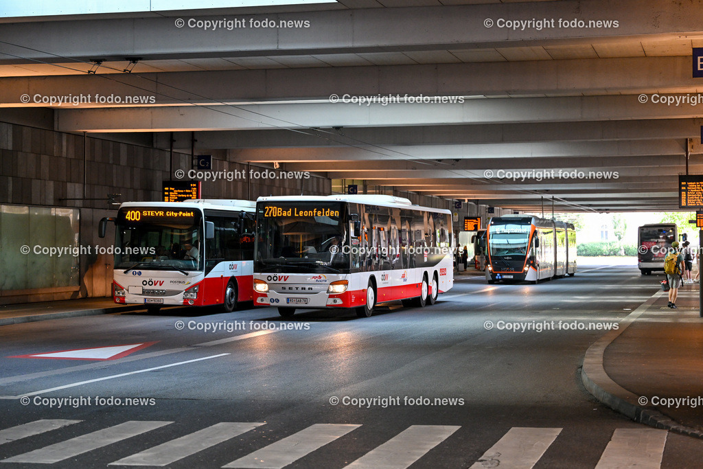 Busbahnhof Linz_ Bus_ Haltestelle_ 19.06.2024-6 | 19.06.2024, Busbahnhof Linz, AUT, Busbahnhof am Hauptbahnhof Linz, im Bild Bus, Haltestelle, Obdachlose am Warteplatz, OoeVV, Oberoesterreichischer Verkehrsverbund