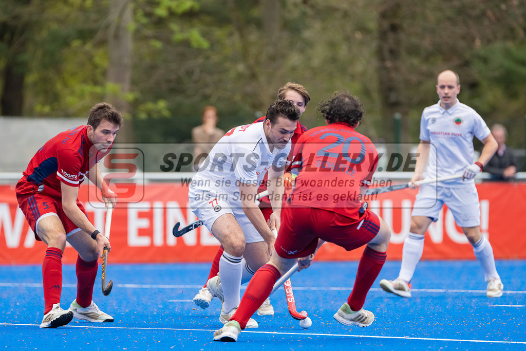 HK_20230422_107150 | 1. Bundesliga Herren Crefelder HTC - Düsseldorfer HC am 22.4.2023 Krefelder HTC ( CHTC ), Krefeld , Masi Pfandt ( Crefelder HTC #77 ) , Schütze Fabio ( Düsseldorfer HC #20 )