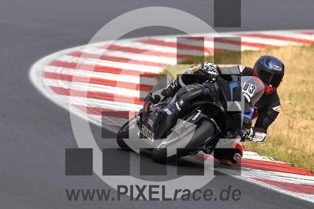 0093-20250716_00277 | Schöne Erinnerungen an spannende Momente - das festzuhalten ist unser Job. PIXELrace.de ist seit 2003 auf den Rennstrecken Europas unterwegs um die Action draußen beim Fahren und die wunderbare Stimmung imm Fahrerlager für euch einzufangen.