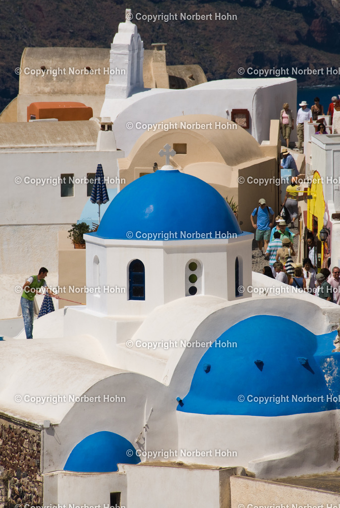 Reisefotografie - Griechenland - Santorini | Griechisch-orthodoxe Kirche in der Stadt Oia auf der Vulkaninsel Santorini. - Realisiert mit Pictrs.com