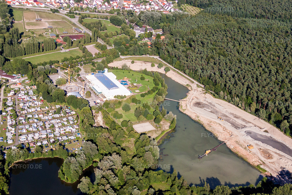 Luftbild: Uferbereiche am Sandstrand des Freibades Freizeitzentrum Moby Dick in Rülzheim im Bundesland Rheinland-Pfalz in Deutschland. – Foto: IMG_30773.jpg vom 31.07.2010 durch Werner Riehm/FLY-FOTO.de – Auflösung des Originals: 3735 x 2490 px