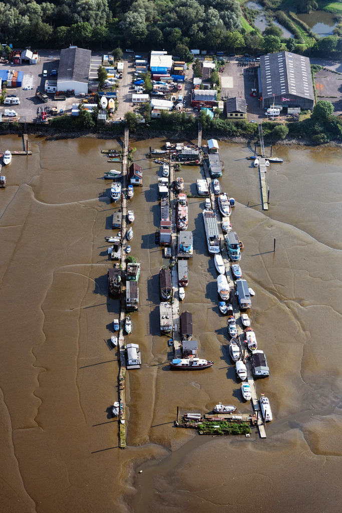 dr__0074241.jpg | HAMBURG 01.09.2021 Hausboot- Anlegestellen und Liegeplätze am Uferbereich Alte Dove-Elbe in Hamburg, Deutschland. // House boat berths and moorings on the shore area Alte Dove-Elbe in Hamburg, Germany. Foto: Daniel Reiter