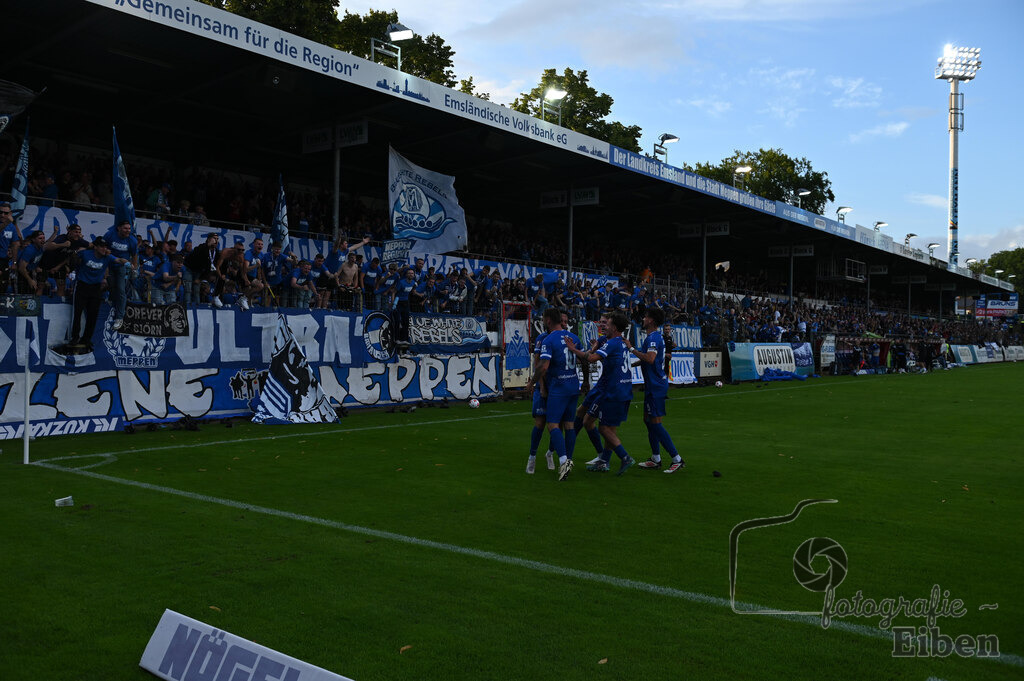 SV Meppen-VfB Lübeck | Herren Regionalliga Nord; SV Meppen (blau)-VfB Lübeck (weiß) am 01.08.2025 in Meppen (Hänsch-Arena), Photo: Philip Eiben 2025 - Realisiert mit Pictrs.com
