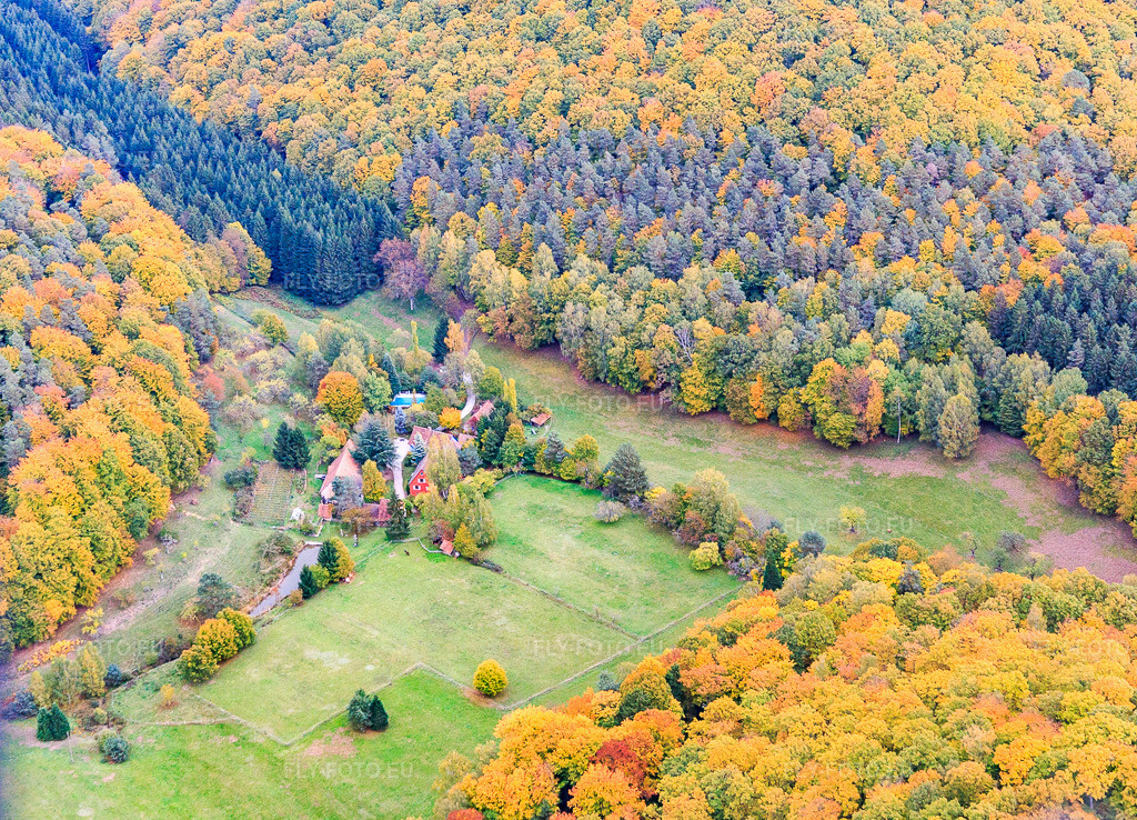 Vue aérienne: District de Guensthal avec à Windstein dans le département Bas Rhin, France – .Photo: IMG_084633.jpg prise le 23/10/2015 par Werner Riehm/FLY-FOTO.eu – Résolution de l'original: 4657 x 3358 px