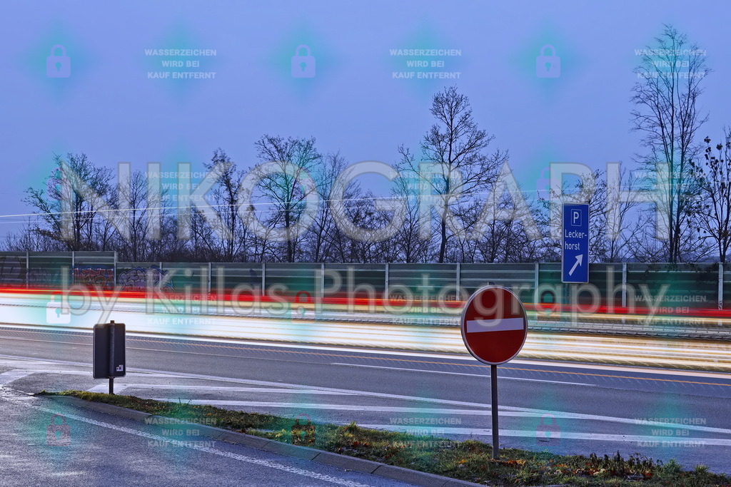 Lighttrails auf der Autobahn 46 | Die Lichter vorbeiziehender Autos ziehen am Rastplatz Leckerhorst auf der Autobahn 46 ihre Lichtspuren.
