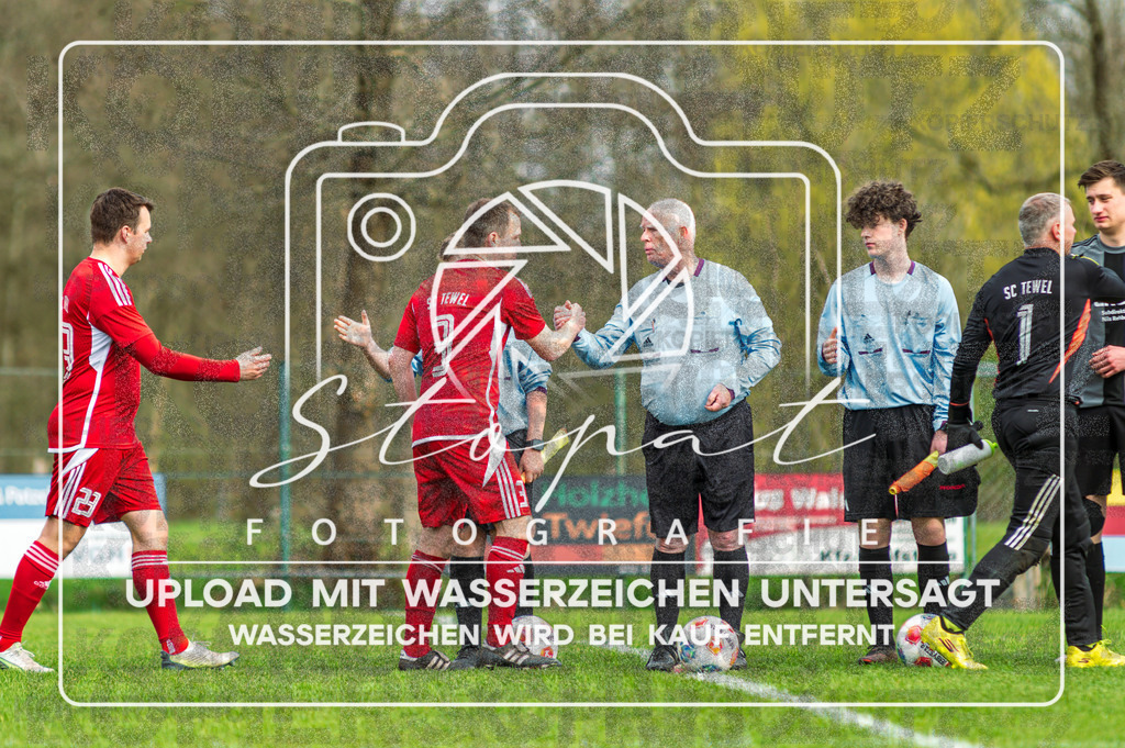 FGFSSCT-1032 | Fabian Helmke (SC Tewel #03) und Siegfried Barz (Schiedsrichter) beim Herren Kreisliga HK Spiel zwischen FG Fulde-Stellichte und SC Tewel im Lehrdestadion, Stellichte (Simon Paul Stopat) - Realisiert mit Pictrs.com