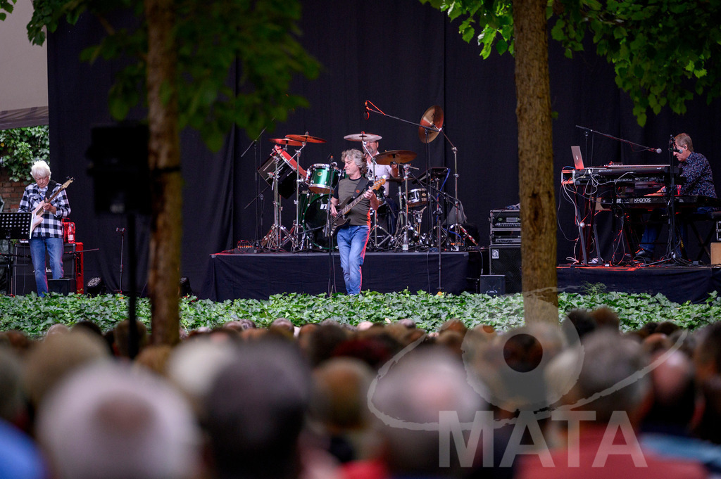 _DWI2433 | John Lees von John Lees' Barclay James Harvest live bei einem Konzert in Serenadenhof Nürnberg, 01.07.2023 - Realisiert mit Pictrs.com