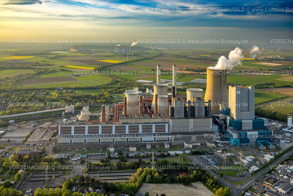 Bergheim240403820RWE-KraftwerkNiederaussem | Luftbild, BraunkohlenKraftwerk Niederaußem, Kraftwerksstandort der RWE Power AG, Kühltürme und Rauchwolken, Fernsicht, hinten das RWE Power AG Kraftwerk Neurath, Bergheim, Rheinland, Nordrhein-Westfalen, Deutschland