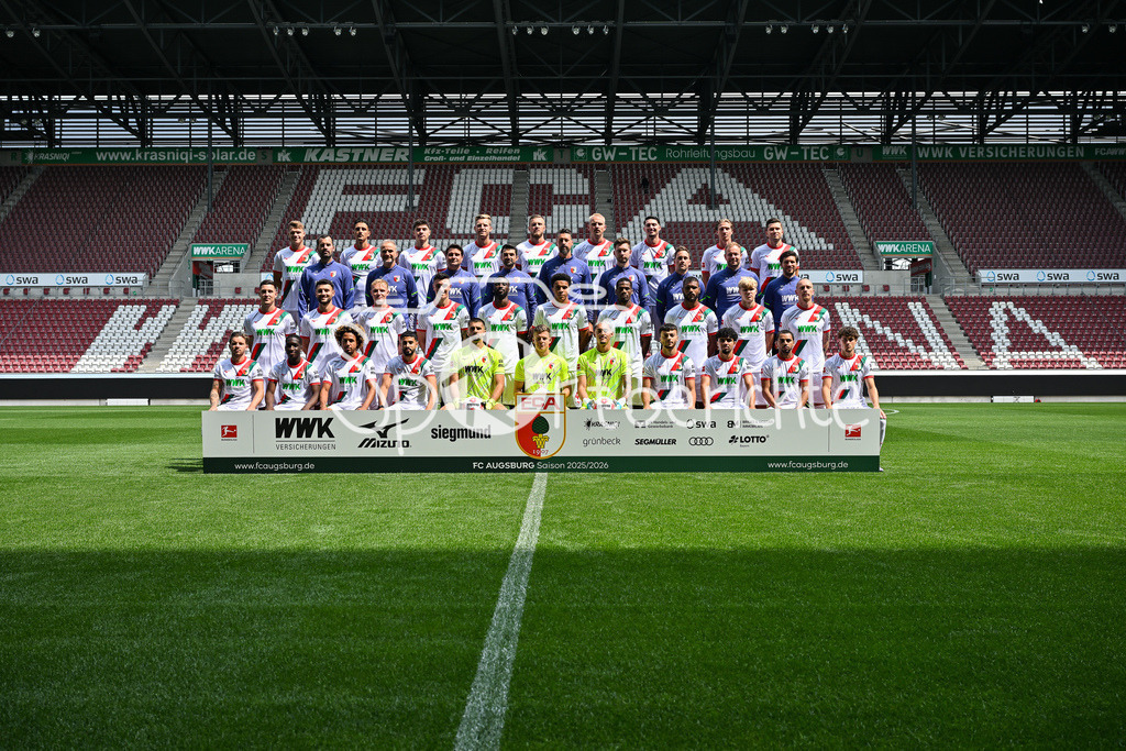 FC Augsburg 2025/26 | Mannschaftsfoto FC Augsburg 2025/26 Obere Reihe v. l.: Robin Fellhauer, Dimitrios Giannoulis, Mert Kömür, Arne Maier, Jeffrey Gouweleeuw, Phillip Tietz, Yusuf Kabadayi, Kristijan Jakić, Elvis Rexhbecaj.Dritte Reihe v.l.: Co-Trainer Individual David Binder, Torwarttrainer Marco Langner, Co-Trainer Imre Szabics, Co-Trainer Thomas Kasparetti, Cheftrainer Sandro Wagner, Co-Trainer Sven Palinkasch, Co-Trainer Analyse Julian Lauer, Spiel- und Videoanalyst Felix Kling, Spiel- und Videoanalyst Benedikt Brust.Zweite Reihe v. l.: Keven Schlotterbeck, Maximilian Bauer, Tim Breithaupt, Cédric Zesiger, Chrislain Matsima, Noahkai Banks, Samuel Essende, Steve Mounié, Felix Meiser, Marius Wolf.Untere Reihe v. l.: Mads Pedersen, Kyliane Dong, Han-Noah Massengo, Elias Saad, Nediljko Labrović, Finn Dahmen, Daniel Klein, Mahmut Kücüksahin, Aiman Dardari, Alexis Claude-Maurice, Oliver Sorg / Media Day FC Augsburg: WWK-Arena am 06.08.2025
