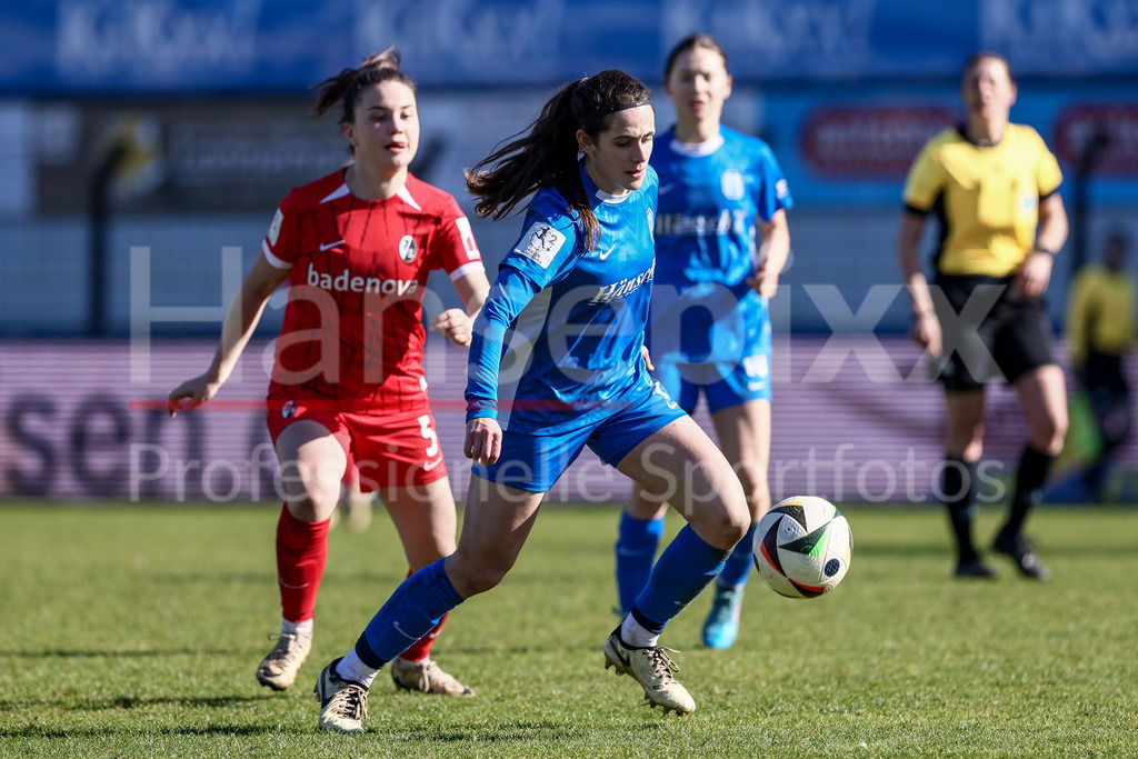 Fussball, 2. Frauen-Bundesliga, SV Meppen - SC Freiburg II | v.li.: Leonie Lorenz (SC Freiburg II, 5), Marie Bleil (SV Meppen, 7) am Ball, Einzelbild, Ganzkörper, Aktion, Action, Spielszene, DIE DFB-RICHTLINIEN UNTERSAGEN JEGLICHE NUTZUNG VON FOTOS ALS SEQUENZBILDER UND/ODER VIDEOÄHNLICHE FOTOSTRECKEN. DFB REGULATIONS PROHIBIT ANY USE OF PHOTOGRAPHS AS IMAGE SEQUENCES AND/OR QUASI-VIDEO.