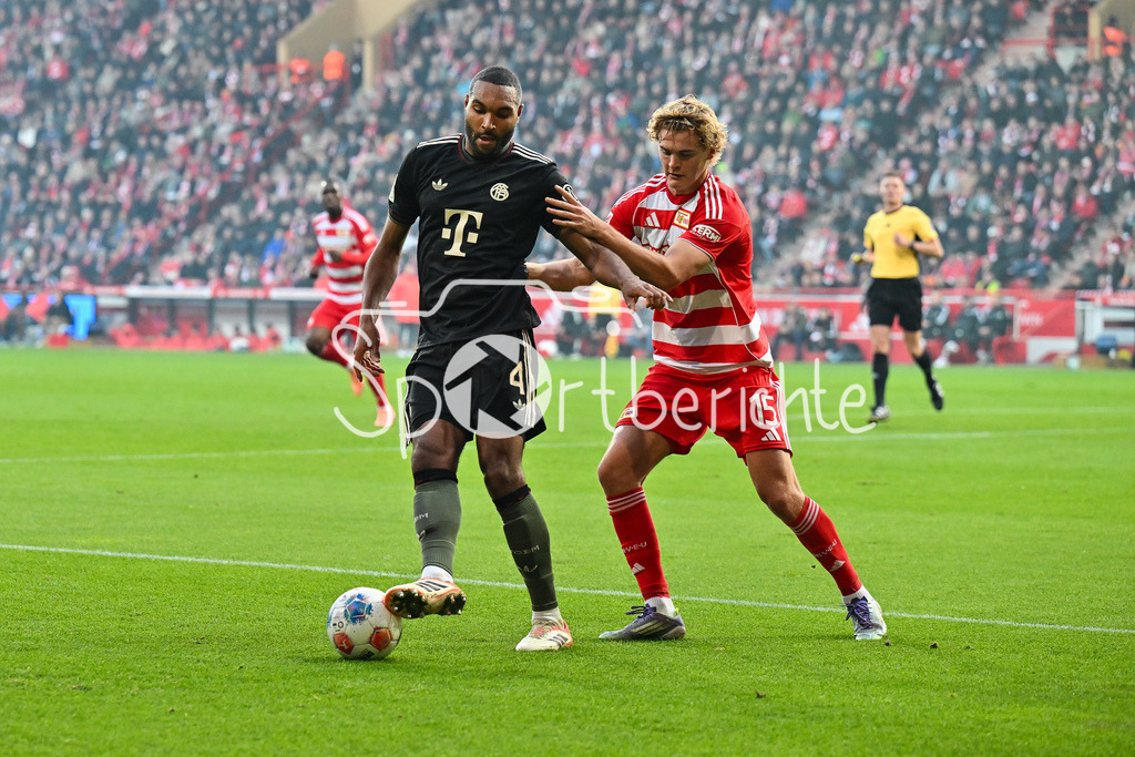 1. FC Union Berlin - FC Bayern München | Berlin, DEUTSCHLAND - 8. NOVEMBER: im Duell Jonathan TAH (FC Bayern Munich 4) und Tom ROTHE (Union Berlin 15) während dem Bundesligamatch zwischen dem 1. FC Union Berlin und dem FC Bayern München am 10. Spieltag im Stadion an der alten Försterei am 8. November 2025 in Berlin, Germany / DFL REGULATIONS PROHIBIT ANY USE OF PHOTOGRAPHS AS IMAGE SEQUENCES AND/OR QUASI-VIDEO