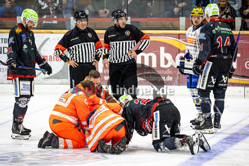 Peißenberg MINERS gegen ESC Geretsried RIVERRATS | Eishockey Bayernliga 2025/26 Vorrunfe, Peißenberg MINERS gegen ESC Geretsried RIVERRATS, 20251019,Verletzung Marius KLEIN (MINERS 25), wird behandelt,2025-10-19 in Peißenberg (flatbuy Arena Peißenberg), Copyright: WolfgangxLindner www.foto-lindner.de