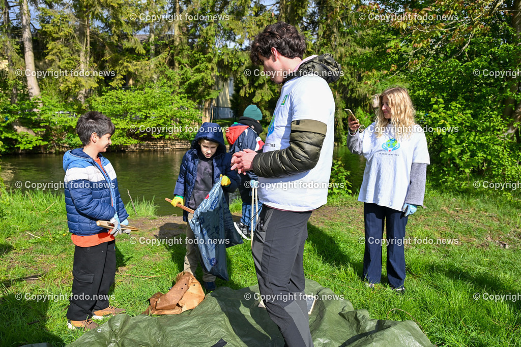 Traun_ VS Dyoniesen Muellsammeln_ 25.04.2024-5 | 24.04.2024, Traun, AUT, VS Dyonisen, im Bild VS Dyoniesen Muellsammeln mit Umweltaktivist Felix Kreiner