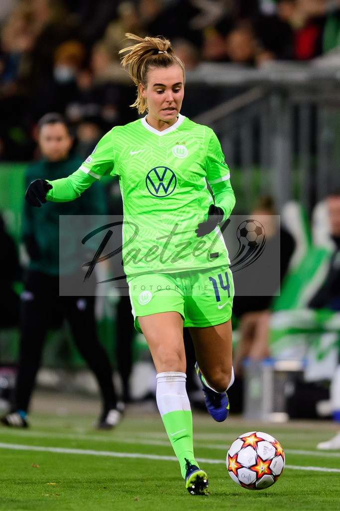 WOBJUV20211118_143 | Fussball, Frauen: Jill Roord (VfL Wolfsburg) in Aktion, am Ball, Einzelaktion bei dem Spiel der UEFA Women´s Champions League zwischen VfL Wolfsburg und Juventus Turin im AOK-Stadion am 18.11.2021 in Wolfsburg, Deutschland. - Realisiert mit Pictrs.com