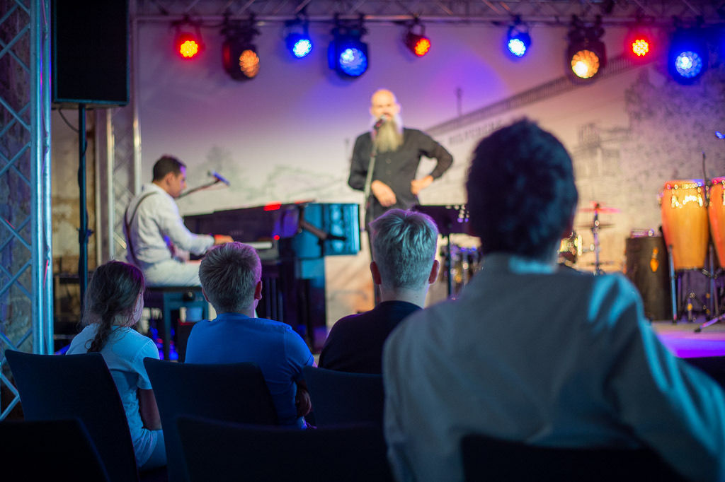 Summ Summ Salsa | Kinderkonzert Summ Summ Salsa mit Klazz Brothers & Cuba Percussion im Forte Belvedere Leisnig zum Festival Hallo Leisnig 2022. - Realisiert mit Pictrs.com