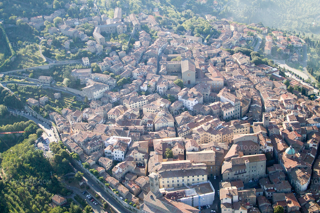 Aerial view: View of the town in Cortona in the state Arezzo, Italy. – Photo: IMG_43790.jpg taken on 07/29/2011 by Werner Riehm/FLY-FOTO.com – Resolution of the original: 4272 x 2848 px