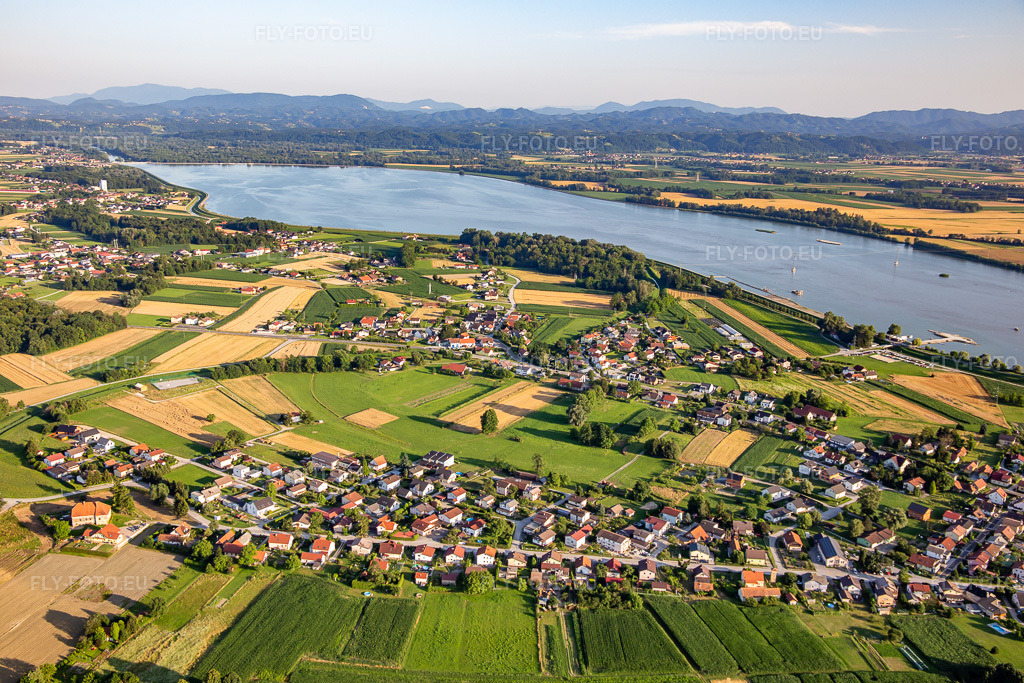 Vue aérienne: Réservoir de Ptujsko jezero à le quartier Spuhlja in Ptuj dans le département Slovénie, Slovénie. Photo: IMG_137304.jpg prise le 08/07/2023 par Werner Riehm/FLY-FOTO.euRésolution de l'original: 5472 x 3648 px
