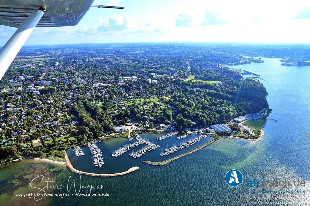 Luftbild  Yachthafen Fahrensodde - Die beiden Vereine nutzen den Hafen gemeinsam | Die beiden Vereine nutzen den Hafen gemeinsam, wobei die östlichen und westlichen Steganlagen der SVF gehören, während die mittlere Steganlage dem FYC zugeordnet ist. Der Hafen bietet insgesamt etwa 400 Liegeplätze für Yachten bis zu 15 Metern Länge, mit Wassertiefen zwischen 1,1 und 4 Metern.