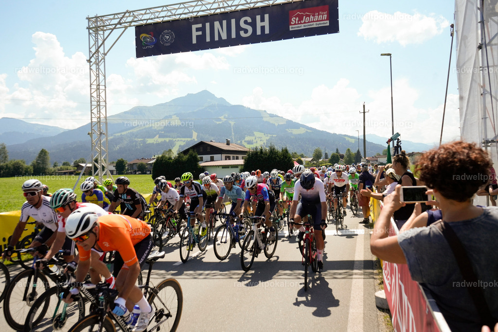 393_20230817_Bewerb_Maenner_Muehlanger | AUT - OESTERREICH, 2023-08-16: SPORT RENNRAD-FAHREN - 55. INTERNATIONALER RADWELTPOKAL IN ST. JOHANN IN TIROL  - Vintage-Radrennen mit WM-Bronze-Medaillen-Siegerin Christina Schweinberger, den Teilnehmer und Alexander Baumann (vom Orginastions-Team) - TAG 2 BEWERB MAENNER IN SECHS GRUPPEN  ; Foto: Roland Muehlanger