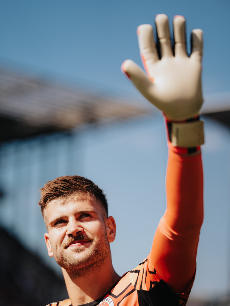 FCS06469 | Der offizielle Shop für FC St. Pauli Fotos. Wähle aus Spielszenen & Fanmomenten dein FCSP Wunschformat. Wir liefern Millerntor-Atmosphäre.