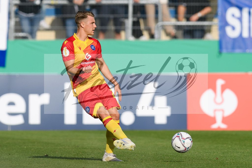LOTKSC20210809_091 | Fussball, Herren: Marco Thiede (Karlsruher SC) in Aktion, am Ball, Einzelaktion beim Spiel der 1. Runde im DFB-Pokal zwischen SF Lotte und Karlsruher SC im Stadion am Lotter Kreuz am 09.08.2021 in Lotte, Deutschland.DFB / DFL REGULATIONS PROHIBIT ANY USE OF PHOTOGRAPHS AS IMAGE SEQUENCES AND/OR QUASI-VIDEO. - Realisiert mit Pictrs.com
