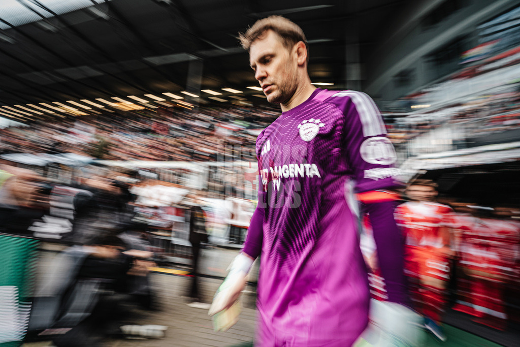Fußball | Männer | Saison 2025/2026  | Fußball-Bundesliga | 29. Spieltag | FC St. Pauli vs. FC Bayern München | 11.04.2026 | Manuel Neuer (#1, FC Bayern München) auf dem Weg ins Stadion Langzeitbelichtung