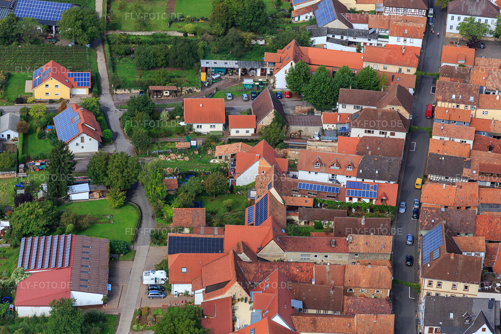 Luftbild: Am Pfarrgarten im Ortsteil Heuchelheim in Heuchelheim-Klingen im Bundesland Rheinland-Pfalz in Deutschland. Foto: IMG_072674.jpg vom 19.09.2014 durch Werner Riehm/FLY-FOTO.deAuflösung des Originals: 5472 x 3648 px