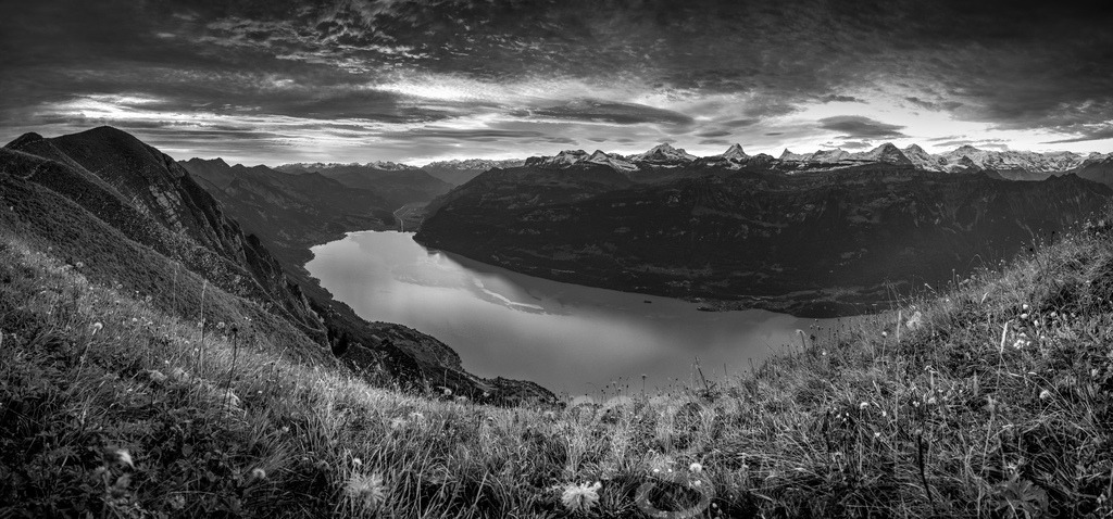 sunrise panorama of Brienzersee and the Bernese Alps | Die ideale Geschenkidee für Naturliebhaber. Naturbilder von Marcel Gross Photography für ihr Zuhause in den verschiedensten Formaten und Materialien. - Realisiert mit Pictrs.com
