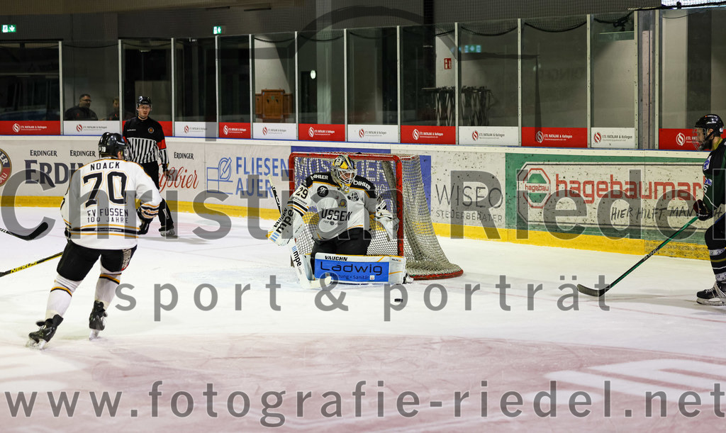 2022-09-23_108_TSV_Erding_gegen_EV_Fuessen | Erding, Deutschland, 23.09.2022:
Eishockey, Bayernliga 2022 / 2023, Testspiel, TSV Erding gegen EV Füssen, Endergebnis: 1:3

Jörg Noack (EV Füssen, #70), Torwart Benedikt Hötzinger (EV Füssen, #29)

Foto: Christian Riedel / fotografie-riedel.net