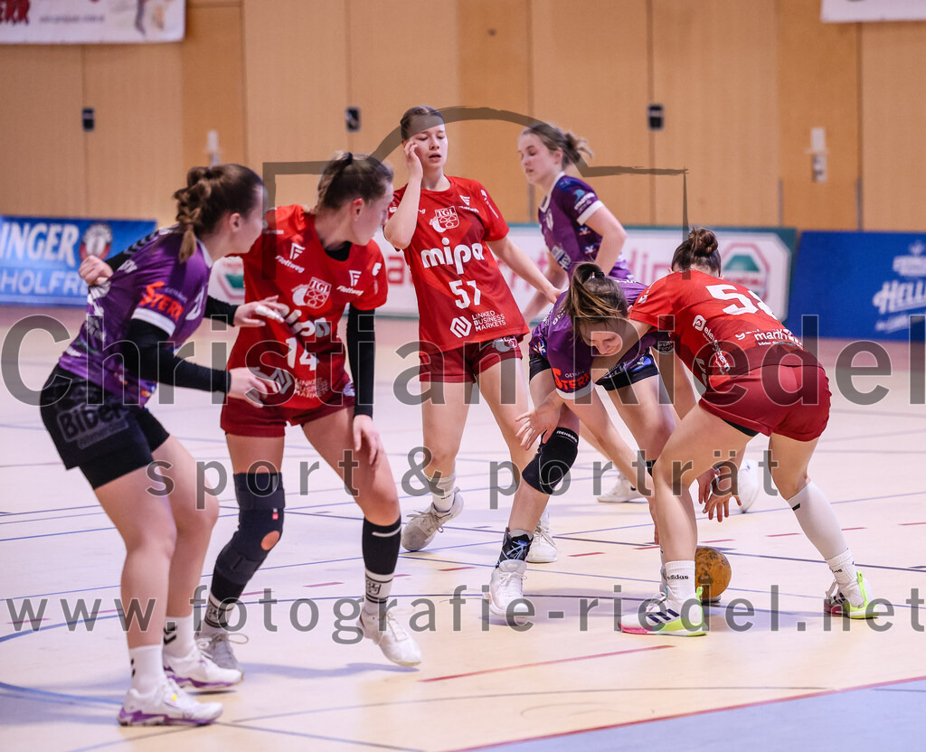 2025-02-22_041_SpVgg_Altenerding_gegen_TG_Landshut | Erding, Deutschland, 22.02.2025:Handball, Bezirksoberliga Frauen Altbayern 2024 / 2024, 15. Spieltag, SpVgg Altenerding gegen TG Landshut, Endergebnis: 25:22Isabella Gschossmann (TG Landshut, #14), Nadine Schlegel (TG Landshut, #57), Julia Kranich (SpVgg Altenerding, #9), Sophia Steinherr (TG Landshut, #58)Foto: Christian Riedel / fotografie-riedel.net