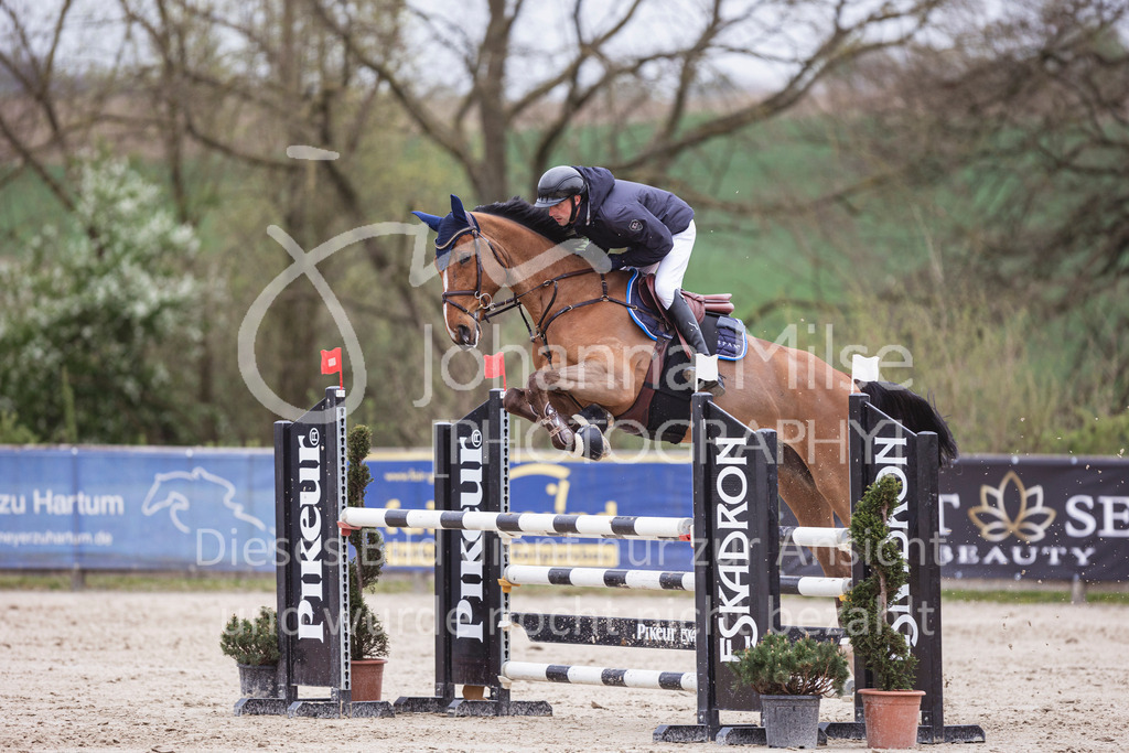 250417_Springpferde-L2-339 | Deine schönsten Turniermomente als professionelle Fotos! Entdecke hochwertige Pferdesport-Fotografie im Online-Shop. Jetzt Fotos finden & bestellen!