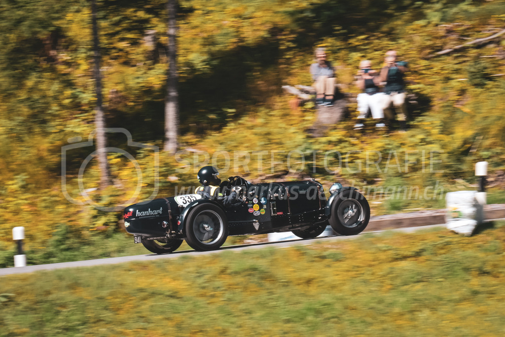 21. Arosa ClassicCar 2025 - 6. =September= 2025 | Rudolf Siegrist aus Biasca (SUI) in einem Riley 2 Seater Sport aus dem Jahre 1934 mit Startnummer 335 am Arosa ClassicCar 2025 in der Kategorie Sport Trophy..@arosaclassiccar, @arosa.official, #arosaclassiccar, #arosa, #76curves, #classiccarBild: Sportfotografie Markus Aeschimann | www.markus-aeschimann.ch - Realisiert mit Pictrs.com