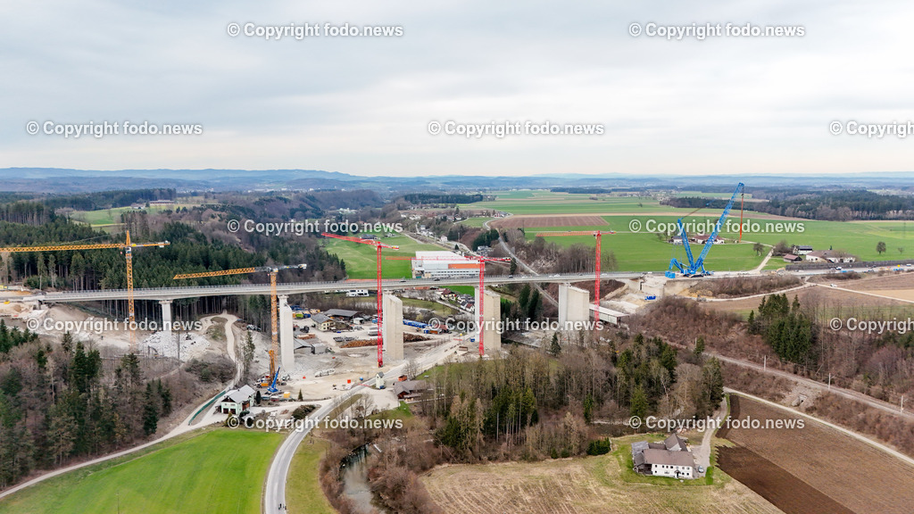 Westautobahn_ A1_ Aurachtalbruecke_ 11.03.2024-25 | 11.03.2024, Aurachkirchen, AUT, Westautobahn, A1, Aurachtalbruecke, im Bild Baustelle, Bruecke, Uebergang, Tal, Kran, Kraene, Schwerlastkran, Felbermayr, Sanierung, Asfinag, Baugeraete, Bagger, Verkehr, Drohne, Luftbild