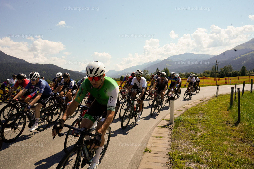 284_20230817_Bewerb_Maenner_Muehlanger | AUT - OESTERREICH, 2023-08-16: SPORT RENNRAD-FAHREN - 55. INTERNATIONALER RADWELTPOKAL IN ST. JOHANN IN TIROL  - Vintage-Radrennen mit WM-Bronze-Medaillen-Siegerin Christina Schweinberger, den Teilnehmer und Alexander Baumann (vom Orginastions-Team) - TAG 2 BEWERB MAENNER IN SECHS GRUPPEN  ; Foto: Roland Muehlanger