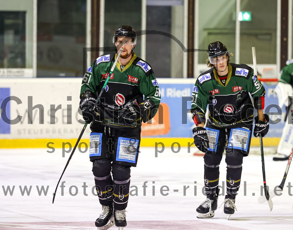 2022-09-23_047_TSV_Erding_gegen_EV_Fuessen | Erding, Deutschland, 23.09.2022:
Eishockey, Bayernliga 2022 / 2023, Testspiel, TSV Erding gegen EV Füssen, Endergebnis: 1:3

Roni Rukajärvi (Erding Gladiators, #61), Ryan Murphy (Erding Gladiators, #51)

Foto: Christian Riedel / fotografie-riedel.net