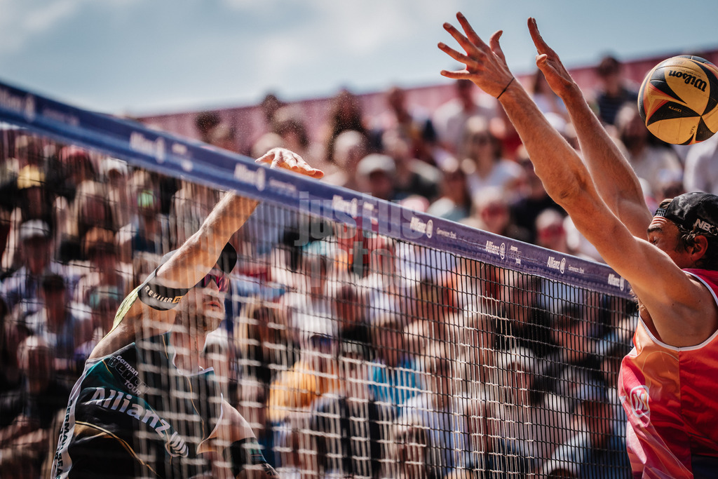 Beachvolleyball | Männer | Allianz German Beach Tour 2025 | Tourstop Düsseldorf | 17.05.2025 | Clemens Wickler beim Angriff gegen Jannik Kühlborn