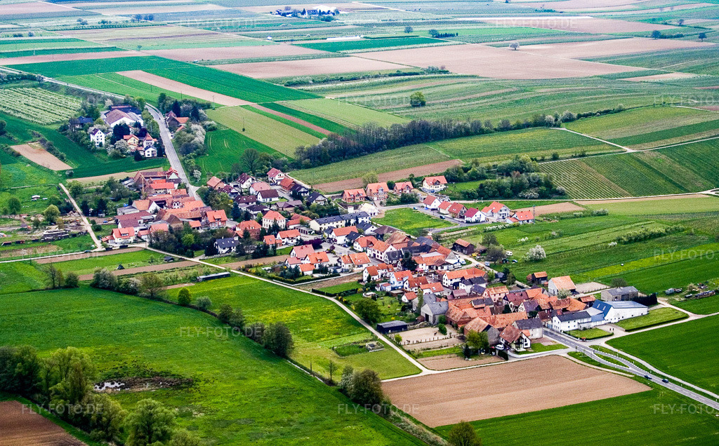 Luftbild: Ortschaft von Westen in Hergersweiler im Bundesland Rheinland-Pfalz in Deutschland. Foto: IMG_1777.jpg vom 01.05.2006 durch Werner Riehm/FLY-FOTO.de