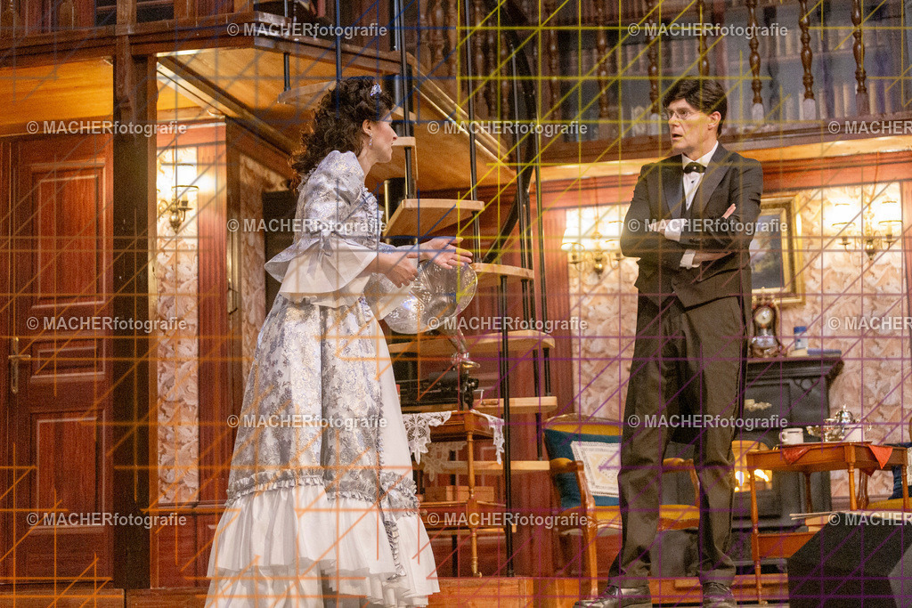 328_MFL-2025 | Portraitbilder von Regisseur; Darsteller; Techniker; Maske; Kostüme; Chor; Musiker; Bilderserie der Generalprobe und der Premierenvorstellung, Szenenbilder; Ausdrucksstudien; Bühnenüberblick; Bühnenkulissen; Pressefotos inkl. Redaktionsfoto Darstellergruppe.