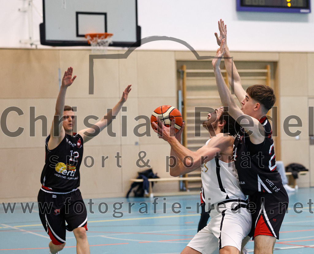 2022-10-16_082_TSV_Vaterstetten_gegen_Baskets_Vilsbiburg_2 | Vaterstetten, Deutschland, 16.10.2022:
Basketball, Bayernliga Herren Südost 2022 / 2023, 1. Spieltag, TSV Vaterstetten gegen Baskets Vilsbiburg 2, Endergebnis: 83:64

T. Berger (Baskets Vilsbiburg, #12), Finn Liebig (TSV Vaterstetten, #10), D. Biczo (Baskets Vilsbiburg, #24)

Foto: Christian Riedel / fotografie-riedel.net