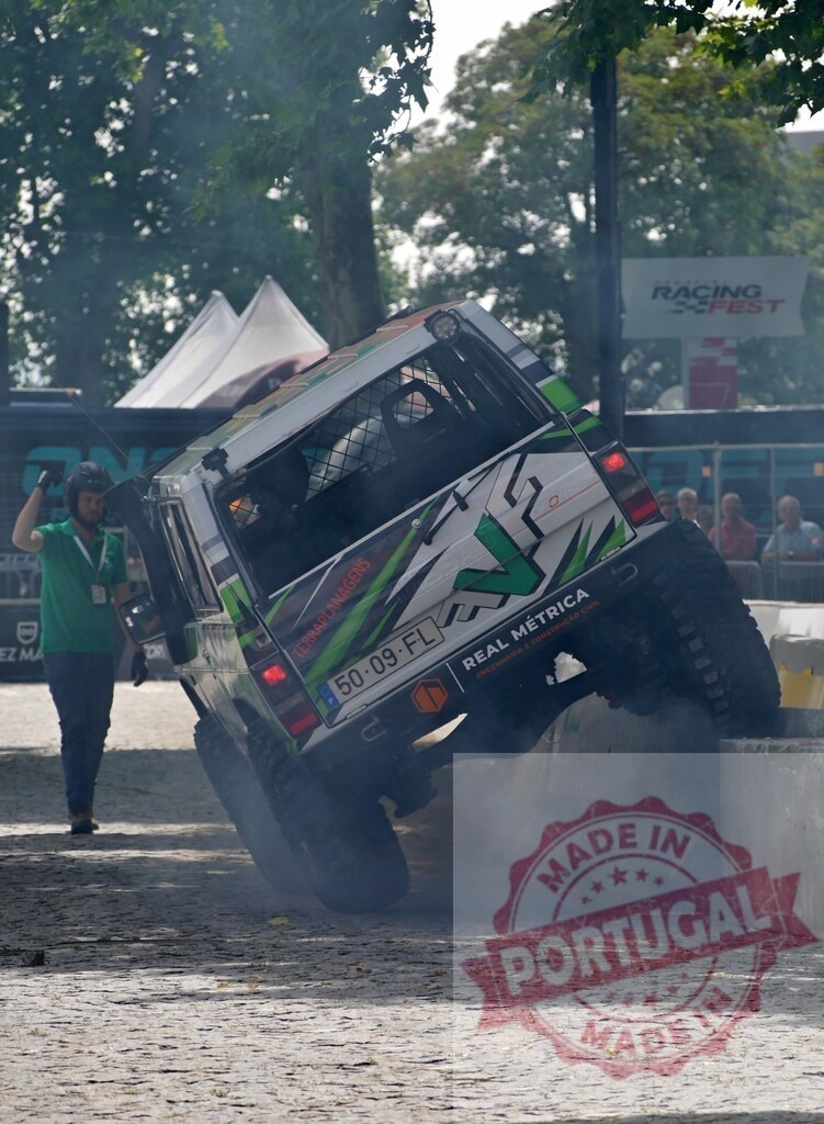 4x4 vehicle performing during a car racing show | Powerful 4x4 vehicle making a risky maneuver, lifting two wheels, during a car racing show - Realized with Pictrs.com